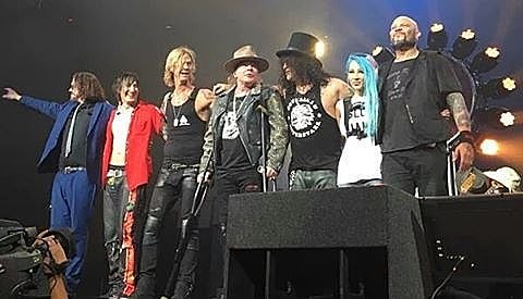 Guns N’ Roses played Vegas, Axl sat upon Dave Grohl’s throne, literally (pics, setlist)
