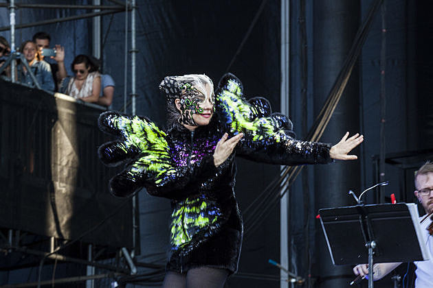Bjork played Governors Ball (pics/video/setlist), shares Vulnicura remixes, 10-minute “Black Lake” video