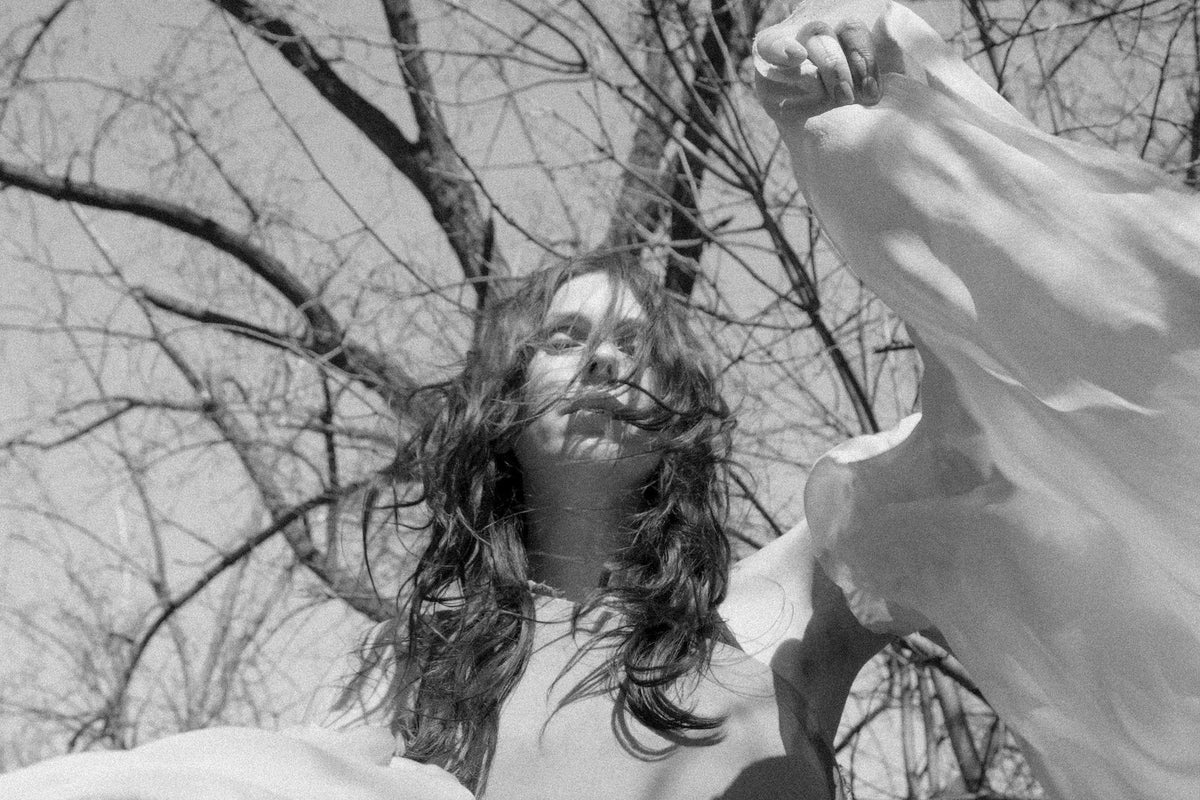 Chelsea Wolfe announces acoustic EP with Spiritbox cover, shares “Place In The Sun”