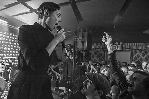 Savages second week of NYC residency began at Baby’s All Right with No Bra (pics / setlist)