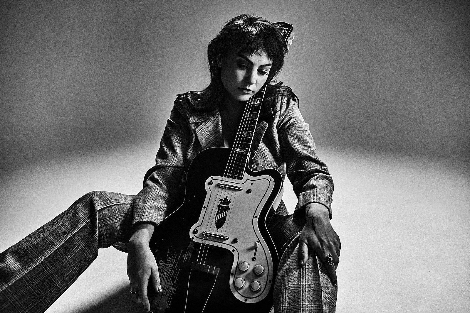 Angel Olsen releases new song “Waving, Smiling” and live performance video