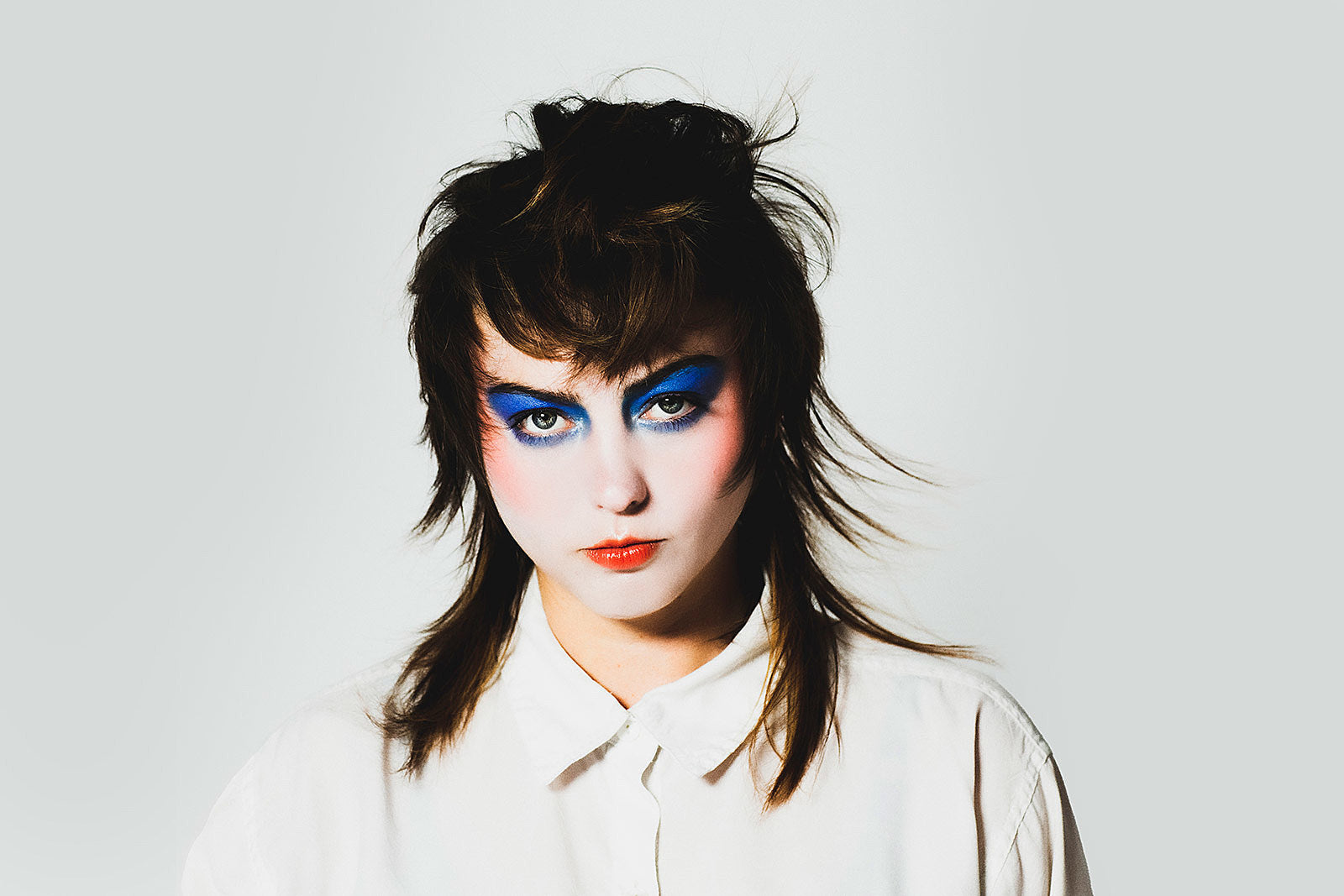 Angel Olsen announces new ’80s covers EP, shares rendition of Laura Branigan’s “Gloria”
