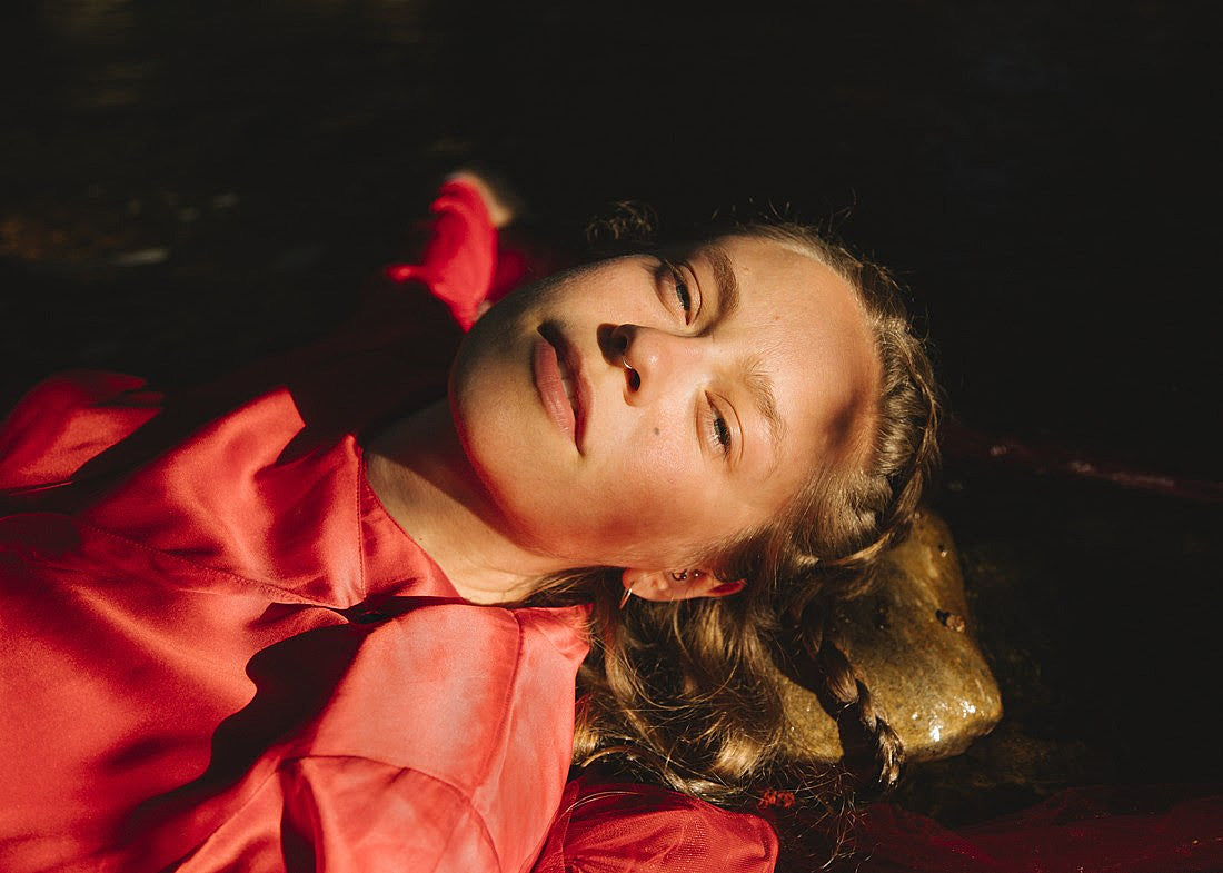 Anna B Savage announces new LP ‘in|FLUX’, shares the title track