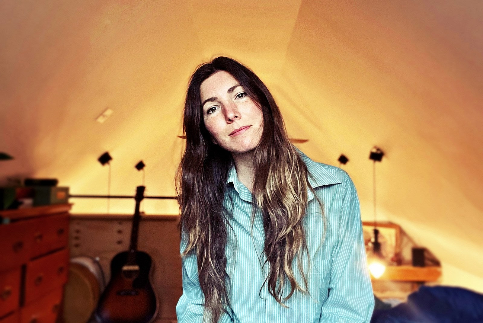 Anna Tivel releasing living room live version of ‘Outsiders’ LP (stream “The Bell”)