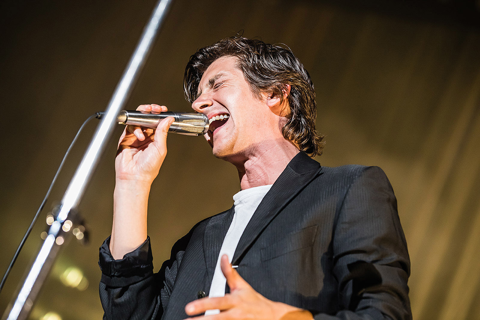 Arctic Monkeys share “I Ain’t Quite Where I Think I Am” video shot at Brooklyn’s Kings Theatre