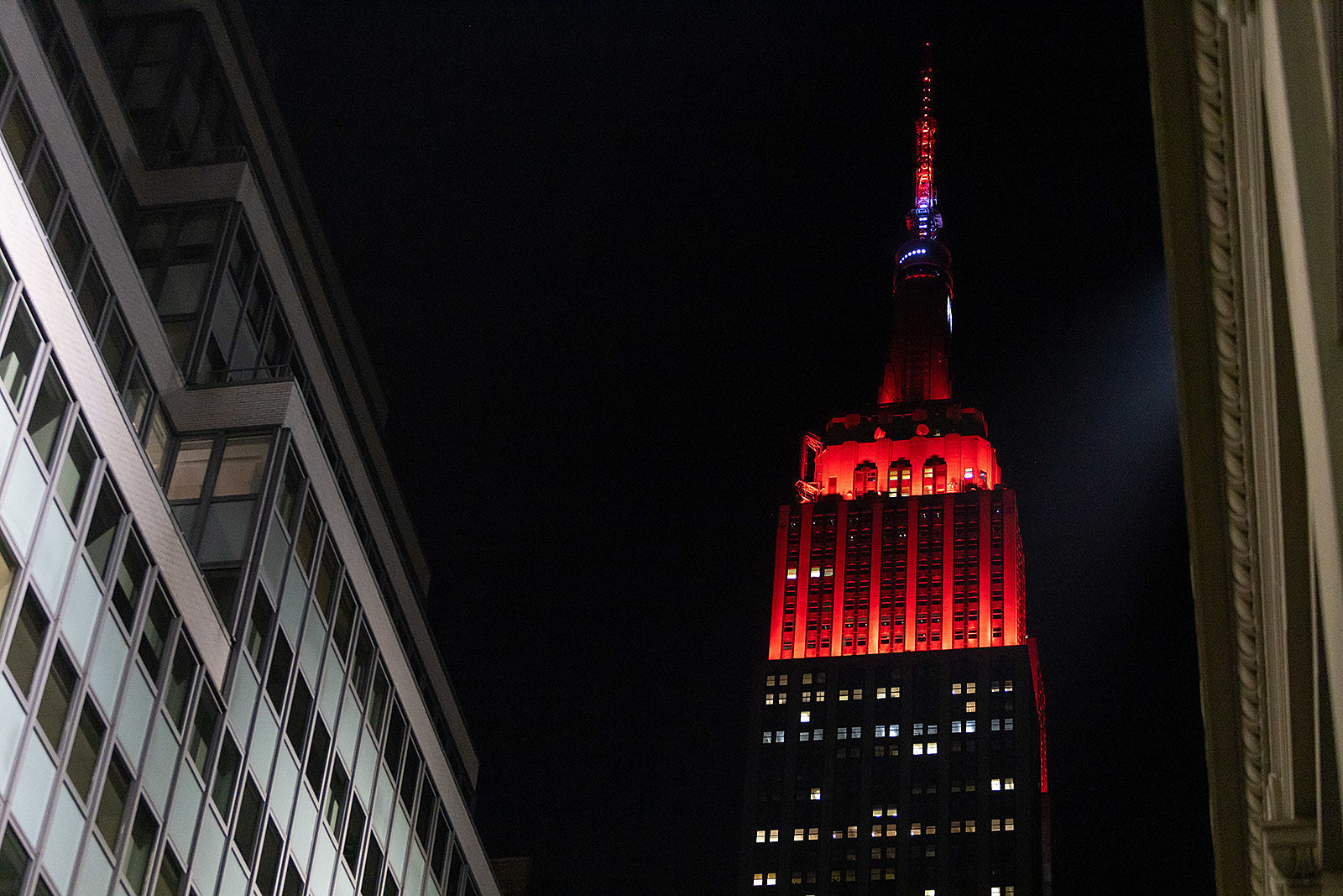 The Empire State Building lit up for Biggie’s birthday & people waited hours for limited MetroCards (pics, video)
