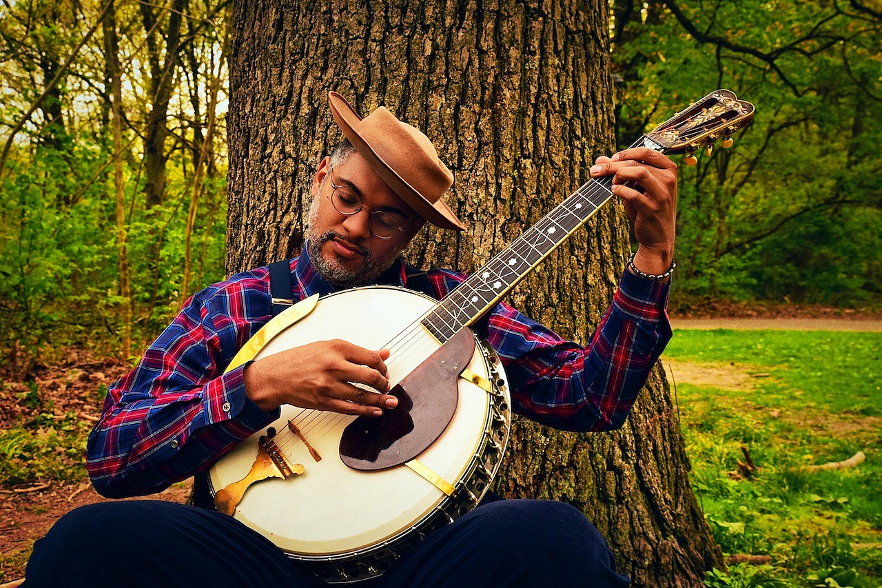 Dom Flemons announces new album ‘Traveling Wildfire’ & tour, shares “Slow Dance With You”