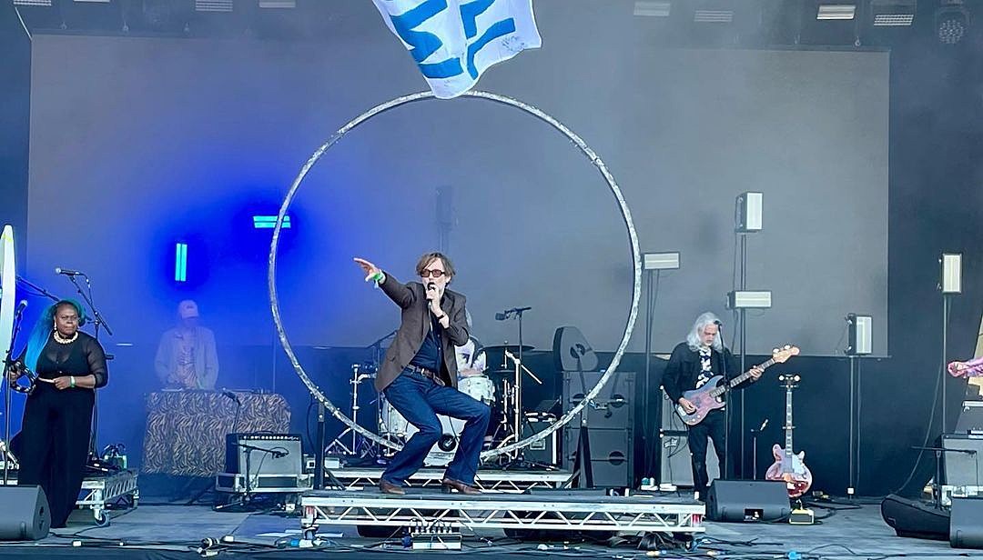 Watch Jarvis Cocker dedicate “Pricks are Still Running the World” at Glastonbury to Supreme Court