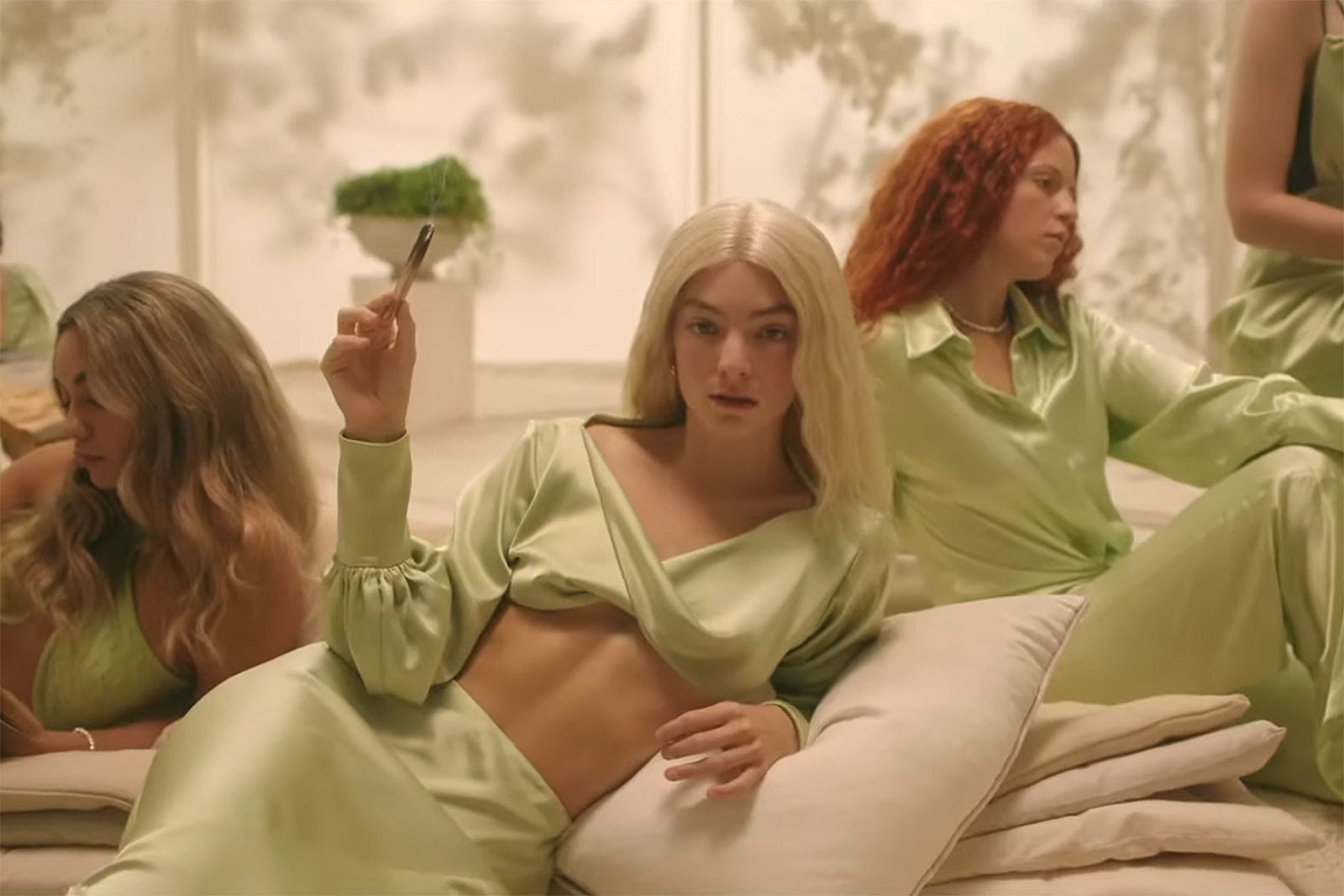 Lorde goes blonde in late ’90s/early 2k-inspired “Mood Ring” video (watch)