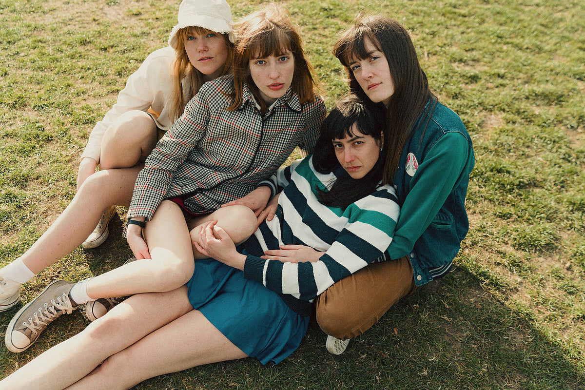 Los Bitchos share new single “Pista,” tell us about the best TV they watched in 2021