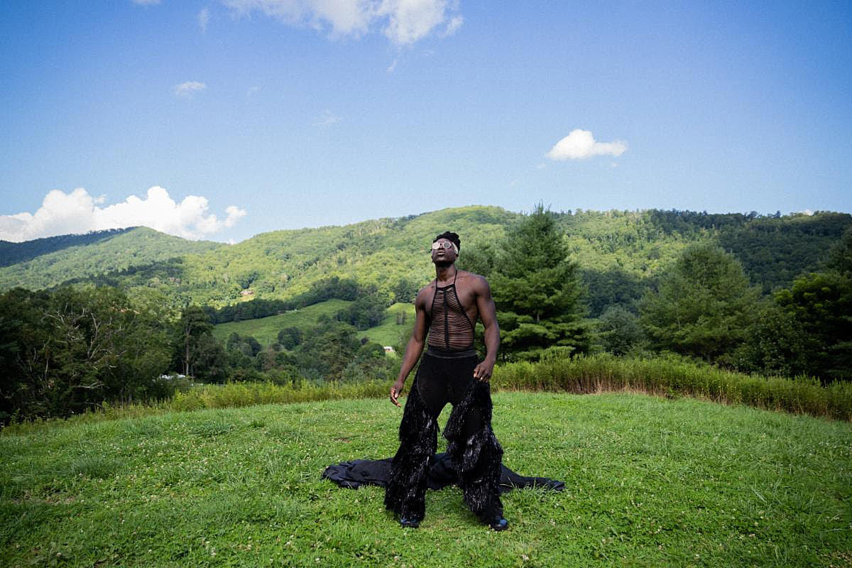 Moses Sumney announces live album/film ‘Live from Blackalachia,’ shares “Bystanders (in space)” video