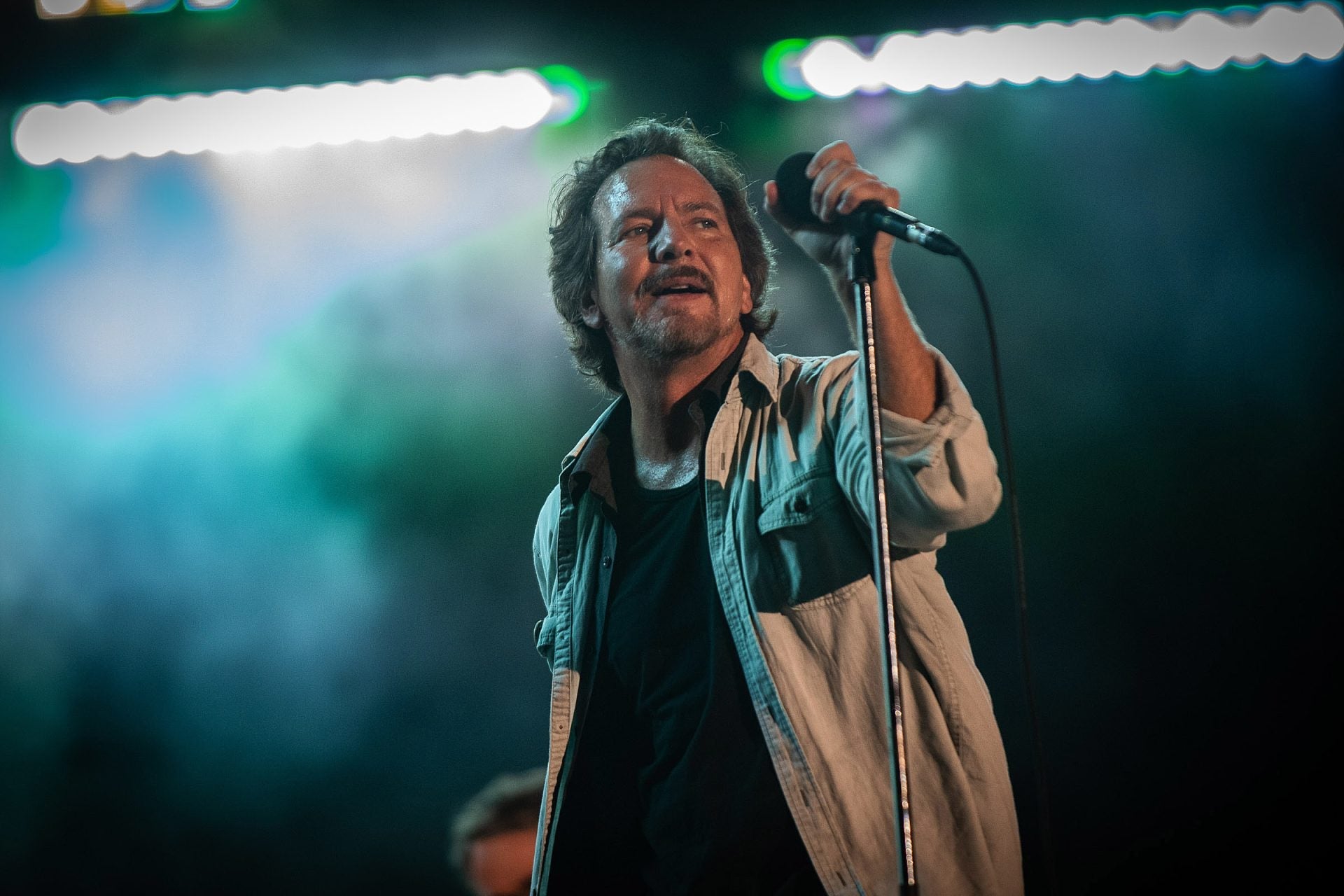 Eddie Vedder announces 2022 US tour w/ Glen Hansard
