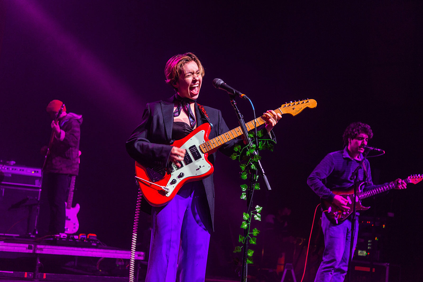 Snail Mail played Chicago (pics) ++ watch her cover Smashing Pumpkins’ “Tonight Tonight”
