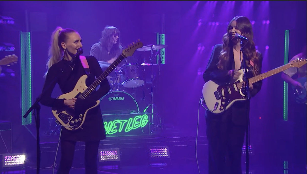 Watch Wet Leg play “Chaise Longue” on Seth Meyers ++ Union Pool setlist/video