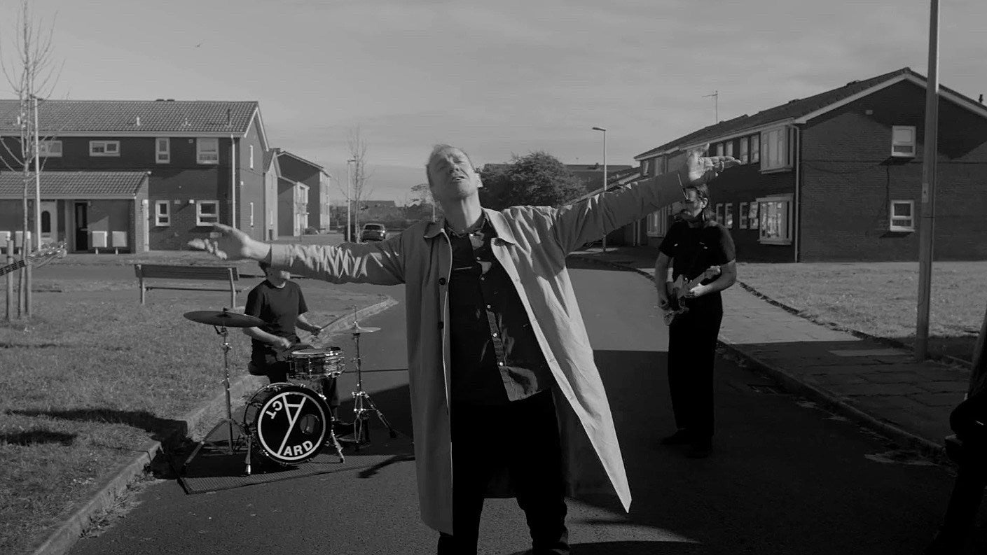 Watch Yard Act’s “100% Endurance” video starring David Thewlis; fall tour announced