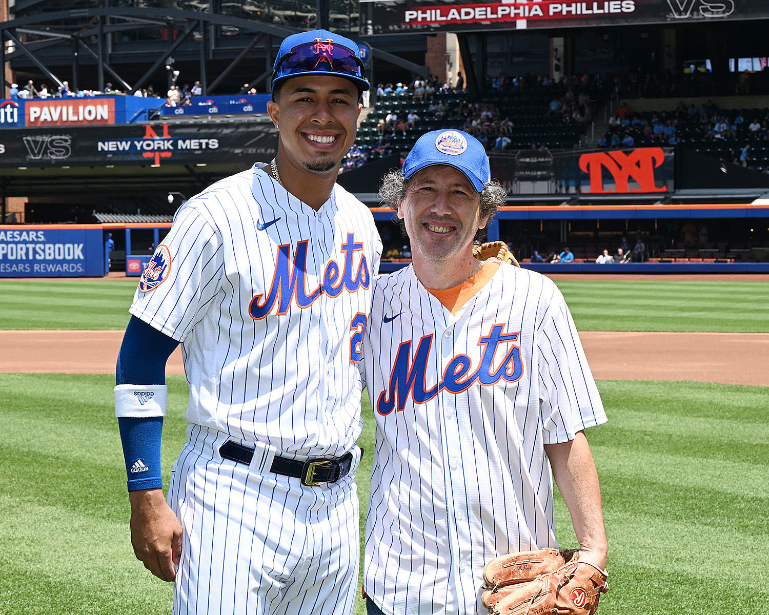 Watch Yo La Tengo’s Ira Kaplan throw out the first pitch at today’s Mets / Phillies game