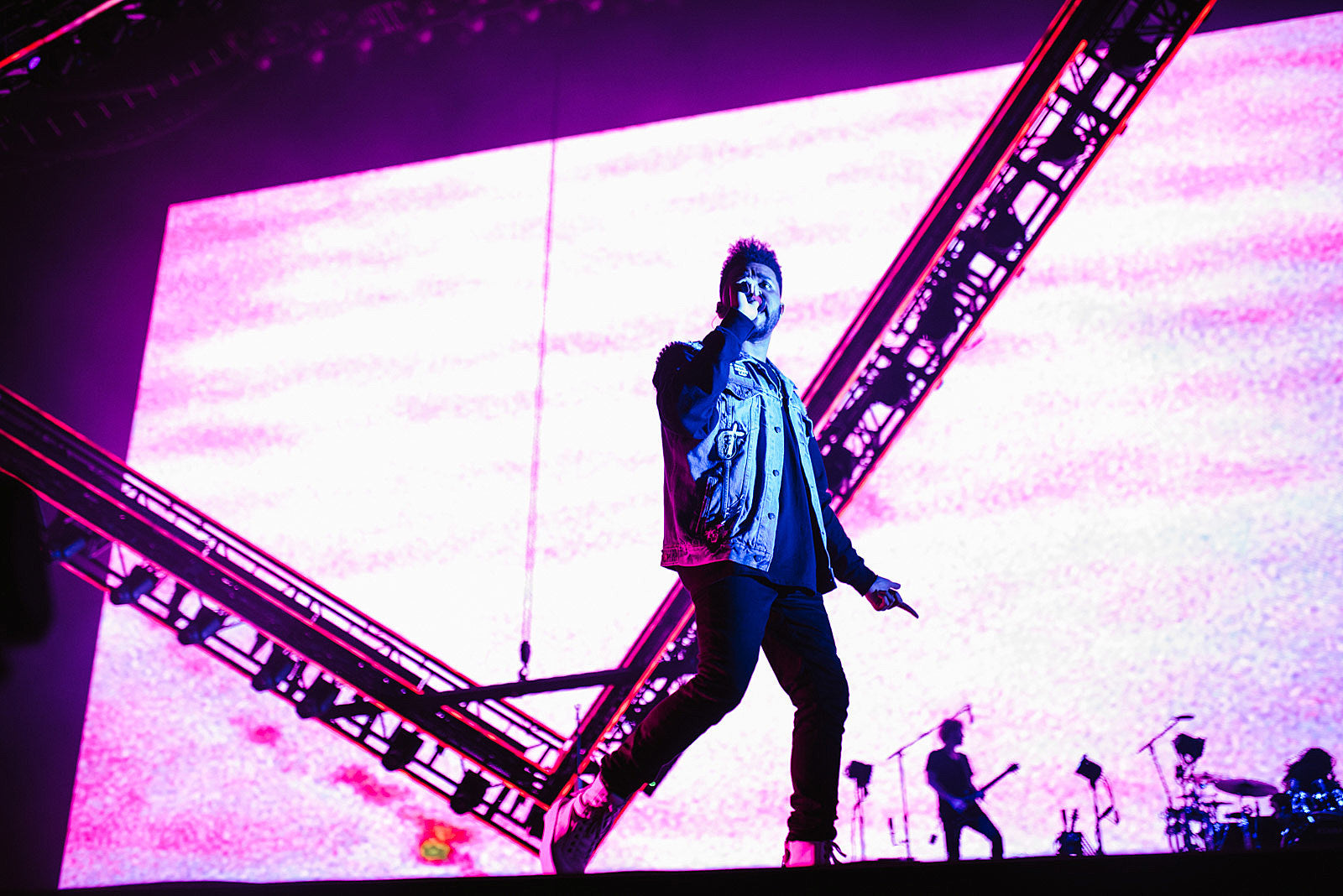 The Weeknd announces stadium tour w/ Doja Cat (MetLife, SoFi Stadium, more)