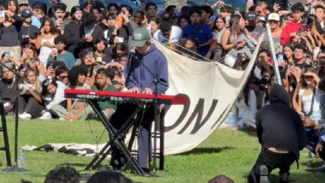 Turnstile’s Brendan Yates played solo at Daniel Caesar’s LA pop-up show (watch)