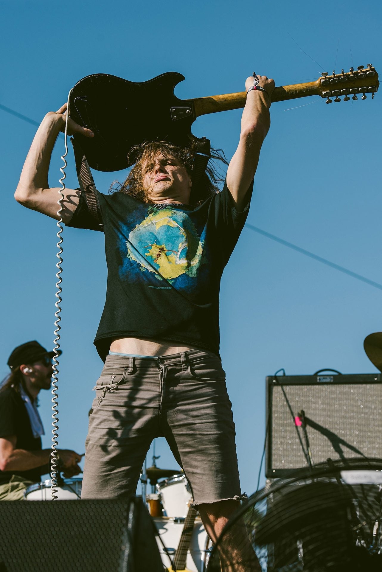 King Gizzard & The Wizard Lizard share new 10-minute song “Crumbling Castle”