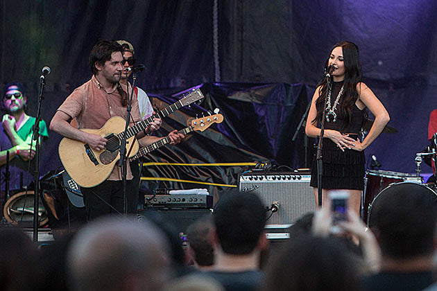 Kacey Musgraves & Conor Oberst played McCarren Park with Felice Bros, covered “Hey Good Lookin'” together (pics, video)