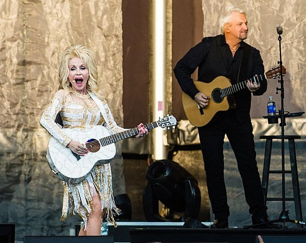 Dolly Parton played Forest Hills Stadium, continuing tour in July (pics, video, setlist)