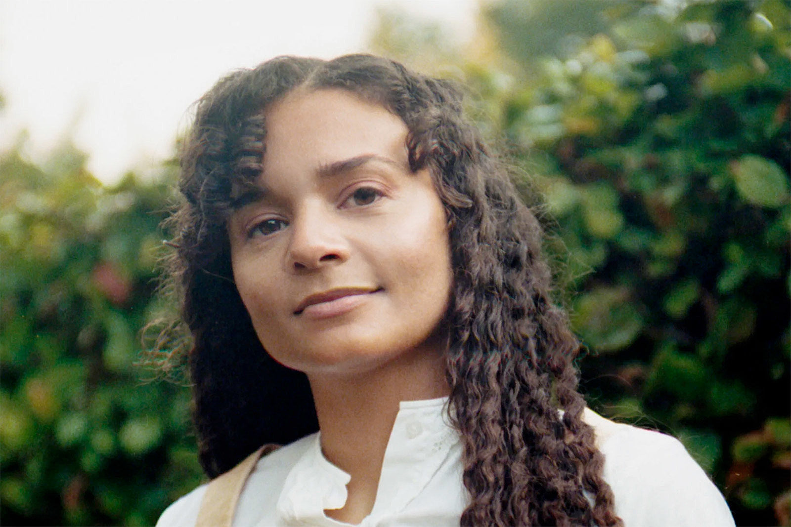 Erika de Casier signs to 4AD with new single “No Butterflies, No Nothing”