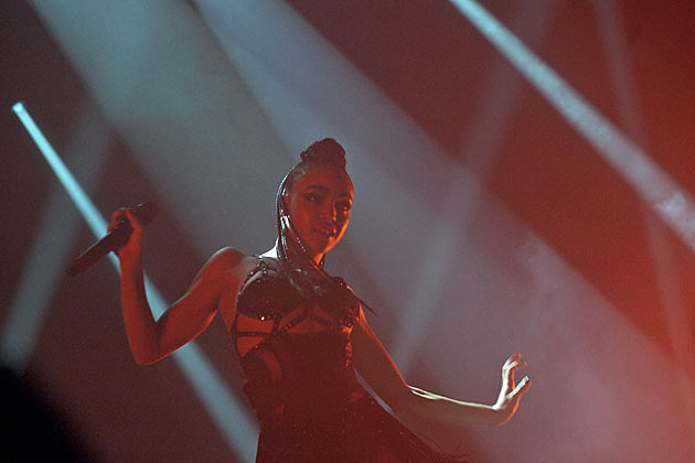 FKA twigs performed her steamy “Congregata” at Brooklyn Hangar (pics, video), does it again tonight and Tuesday
