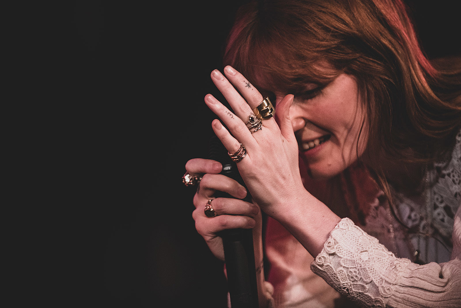 Florence Welch talked new musical & played acoustic @ New Yorker Fest (pics, video)
