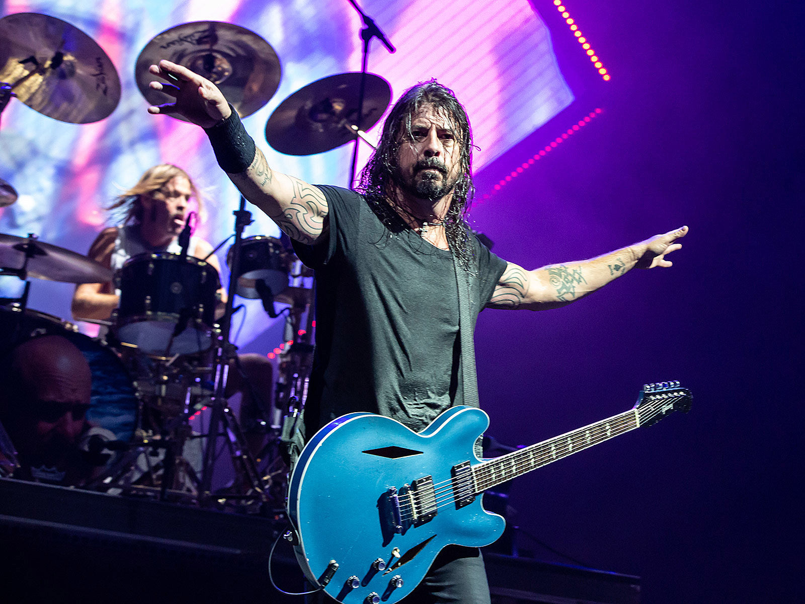 Foo Fighters played Jones Beach with John Travolta & RHCP’s Chad Smith (pics, videos, setlist)