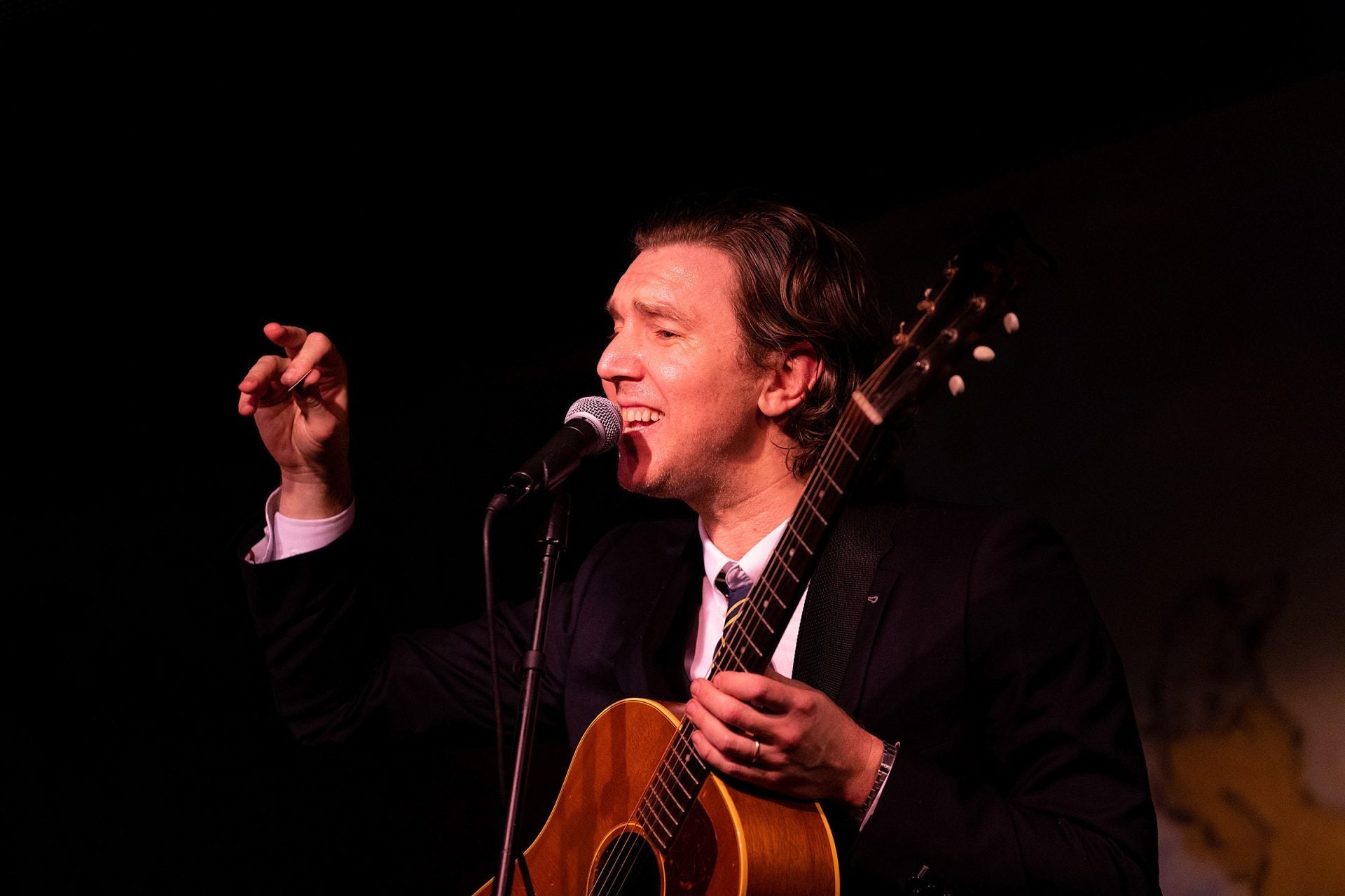 Hamilton Leithauser covers Lana Del Rey’s “The Greatest” & adds new COVID-19 lyrics