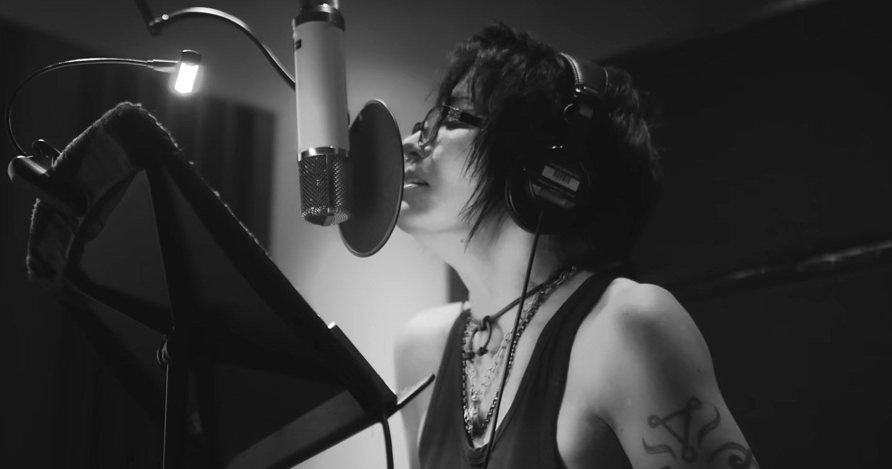 watch Joan Jett cover T. Rex’s “Jeepster” w/ Marc Ribot, Jim White & Doveman