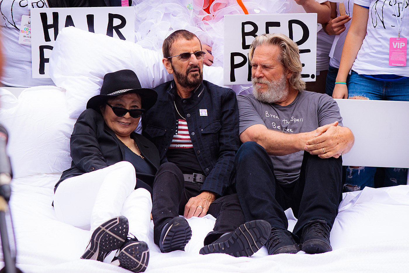 Yoko Ono, Ringo Starr & Jeff Bridges hosted “bed-in” event at City Hall (pics)