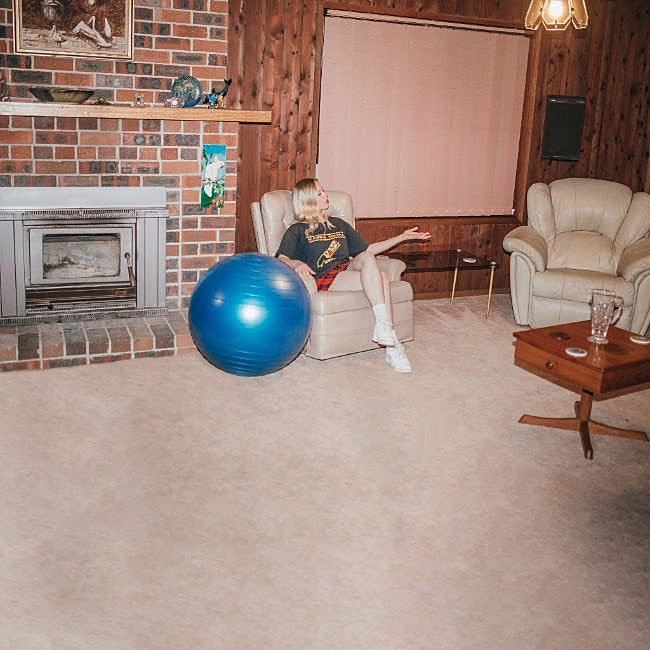 Julia Jacklin details debut LP, shares “Leadlight,” expands tour