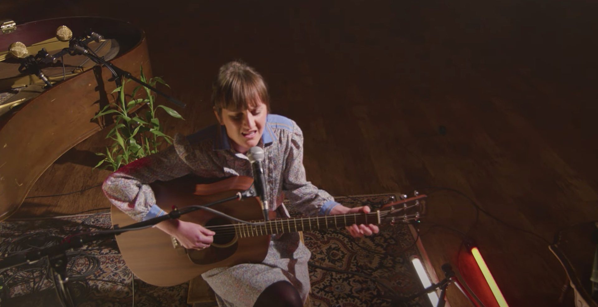 Kaylee Elizabeth discusses influences behind debut album +++ watch a new live acoustic video