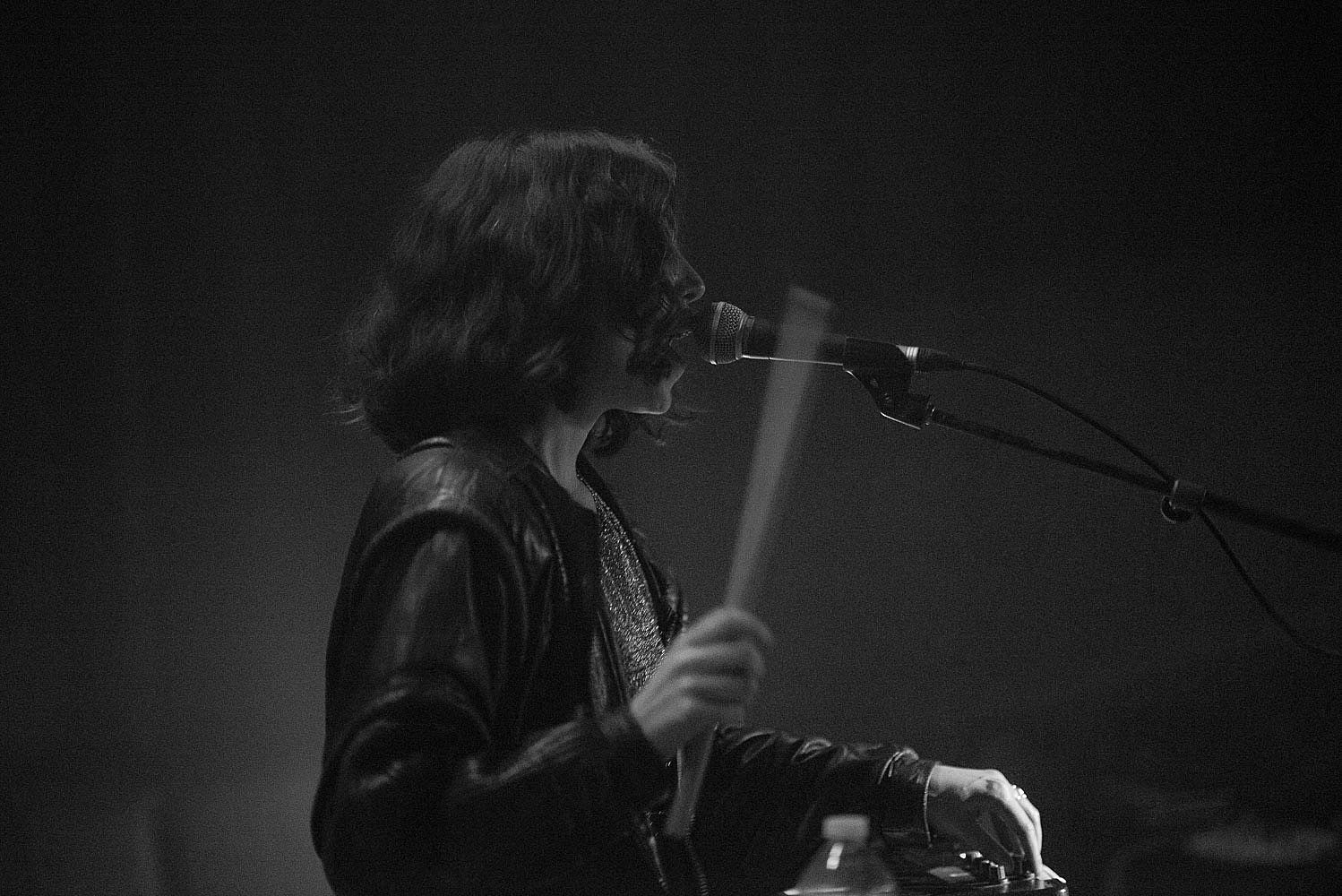Kelly Lee Owens covered Aaliyah at her NYC debut (pics, video)
