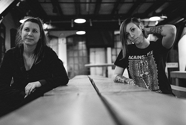 stream Mobina Galore’s ‘Feeling Disconnected’ ++ tour with Against Me!
