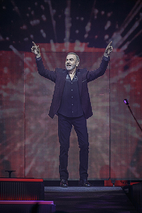 Neil Diamond on tour, played Barclays Center & Chicago’s United Center (pics, setlist)