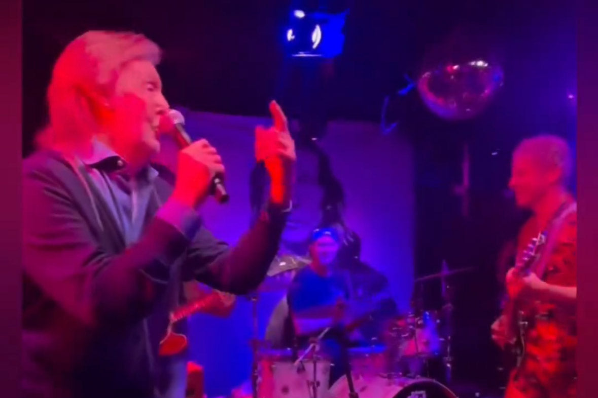 Watch Paul McCartney sing Beatles & Neil Young w/ Andrew Watt & Chad Smith at intimate Hamptons show