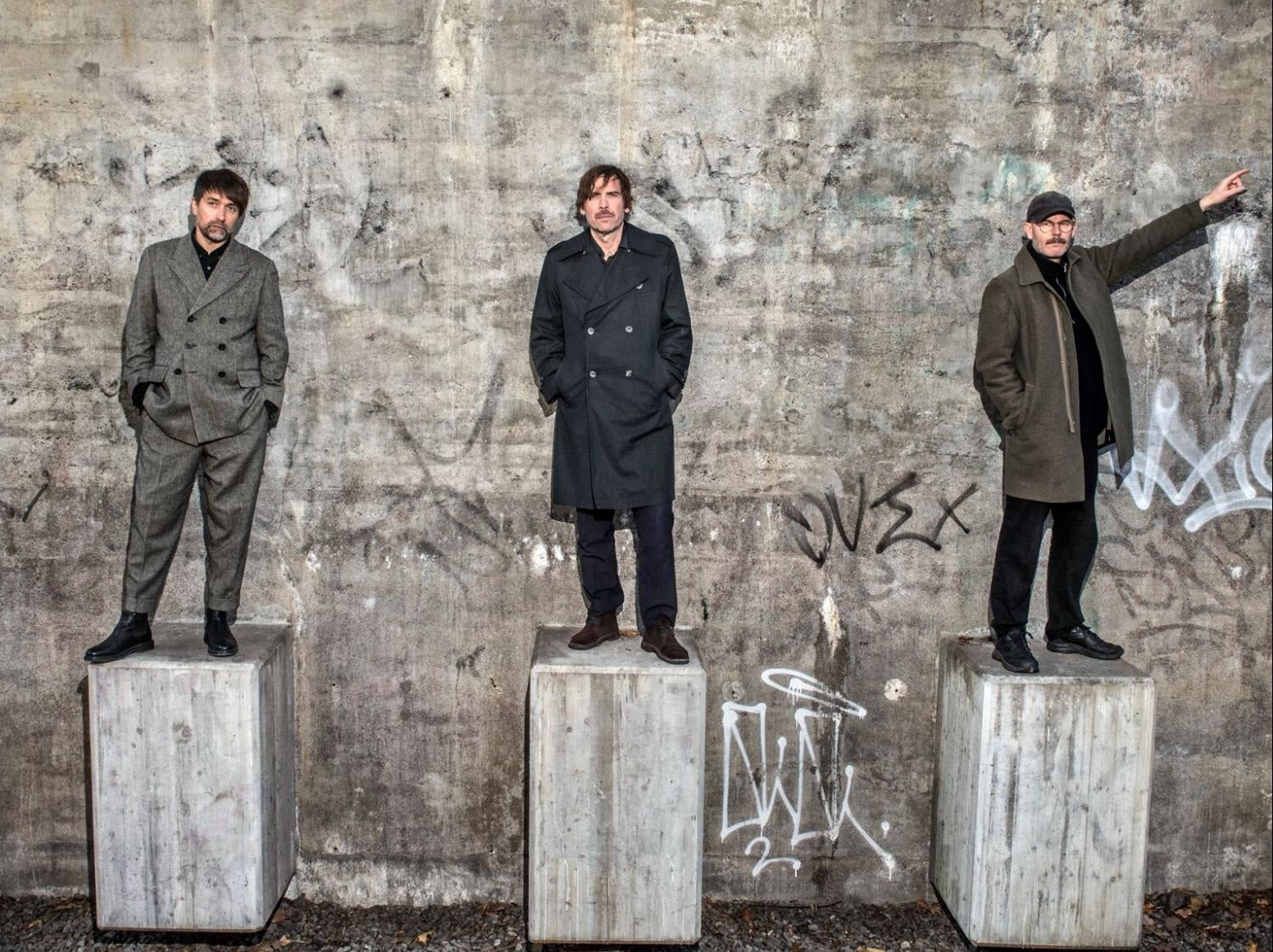 Peter Bjorn and John playing ‘Writers Block’ in full on 2025 tour