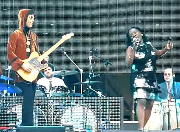 that time PRINCE played guitar for SHARON JONES… (watch)