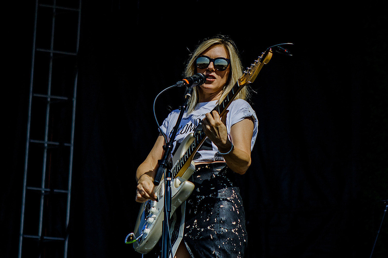 Liz Phair drops off Alanis Morissette / Garbage tour, replaced by Cat Power