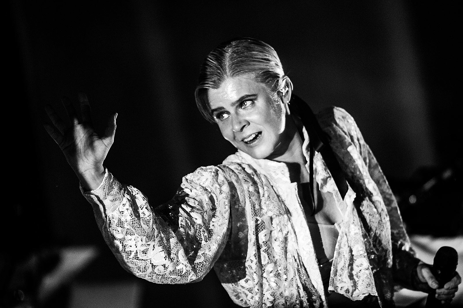 Robyn kept Barclays Center dancing on a steamy Friday night (pics, video, setlist)