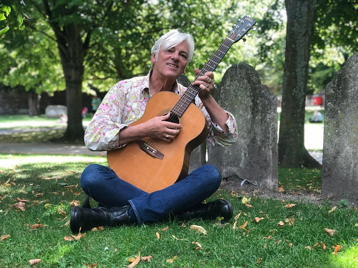 Robyn Hitchcock shares new video, working on more music w/ Andy Partridge, expands tour