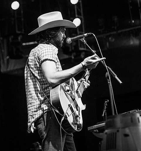 Shakey Graves touring w/ Nikki Lane before Bonnaroo and other fests (dates & video)