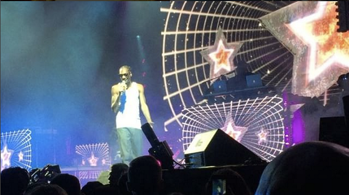 dozens injured at Snoop Dogg / Wiz Khalifia show in NJ when railing collapses