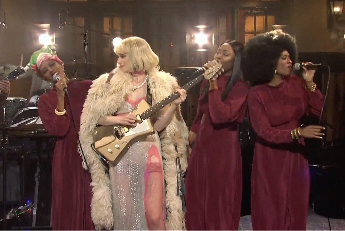 Watch St. Vincent play SNL