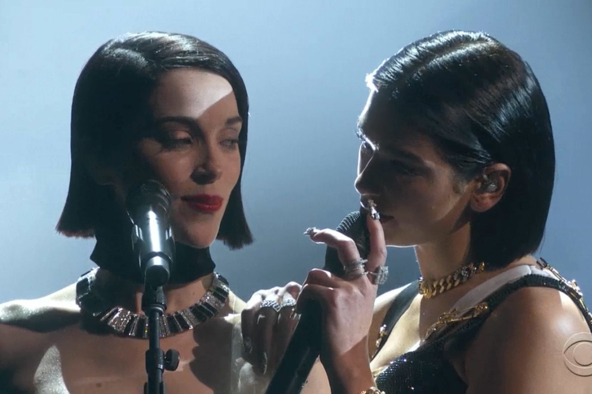watch St. Vincent & Dua Lipa mashup “MASSEDUCTION” & “One Kiss” at Grammys
