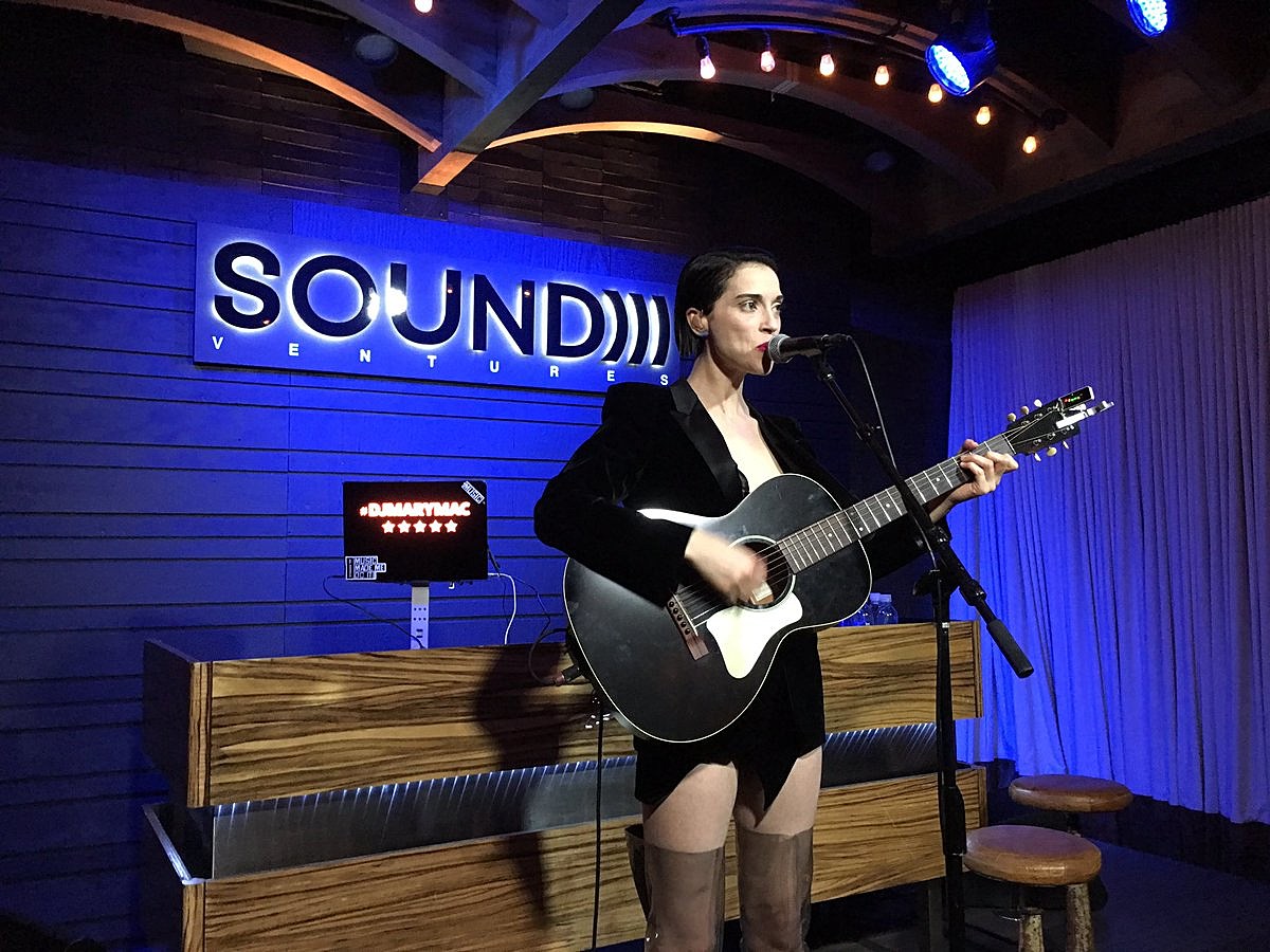 St. Vincent acoustic opened for DJ Snoop Dogg at a SXSW party (watch)