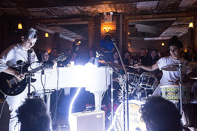 Kaki King, Kiran Gandhi, Amy Leon, Bridget Kearney & more played ‘The Hum’ at Manhattan Inn (pics)