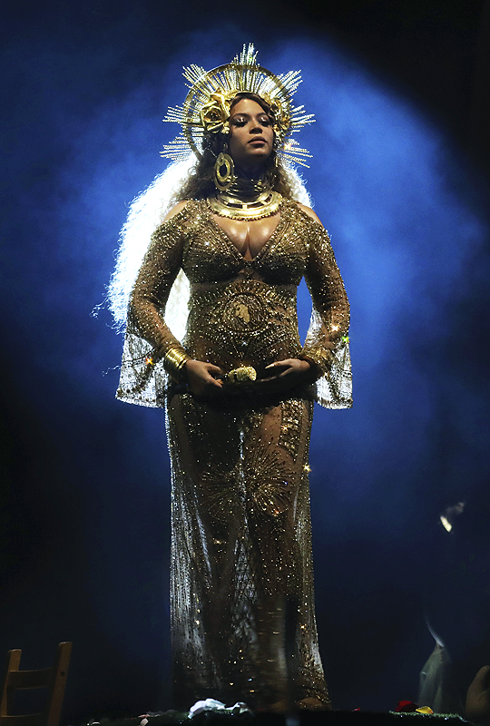 Beyonce gave an inspiring, extravagant Grammys performance (video, pics)